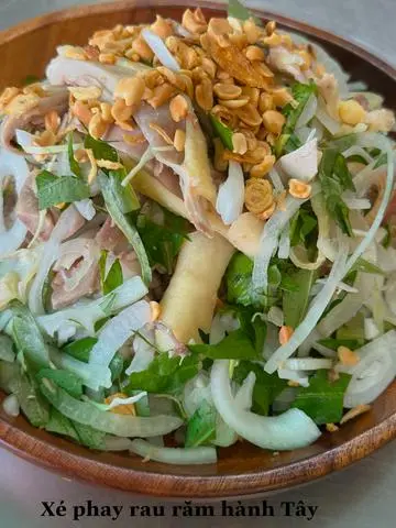 Hình ảnh Gà xé phay rau răm - hành tây
