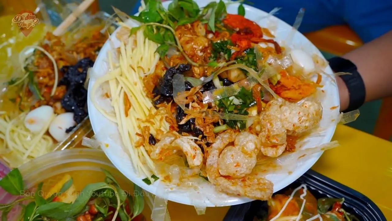 Hình ảnh Bánh tráng trộn da heo