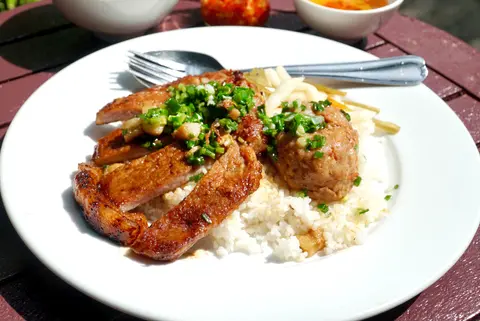 Hình ảnh Cơm tấm sườn trứng kho chả