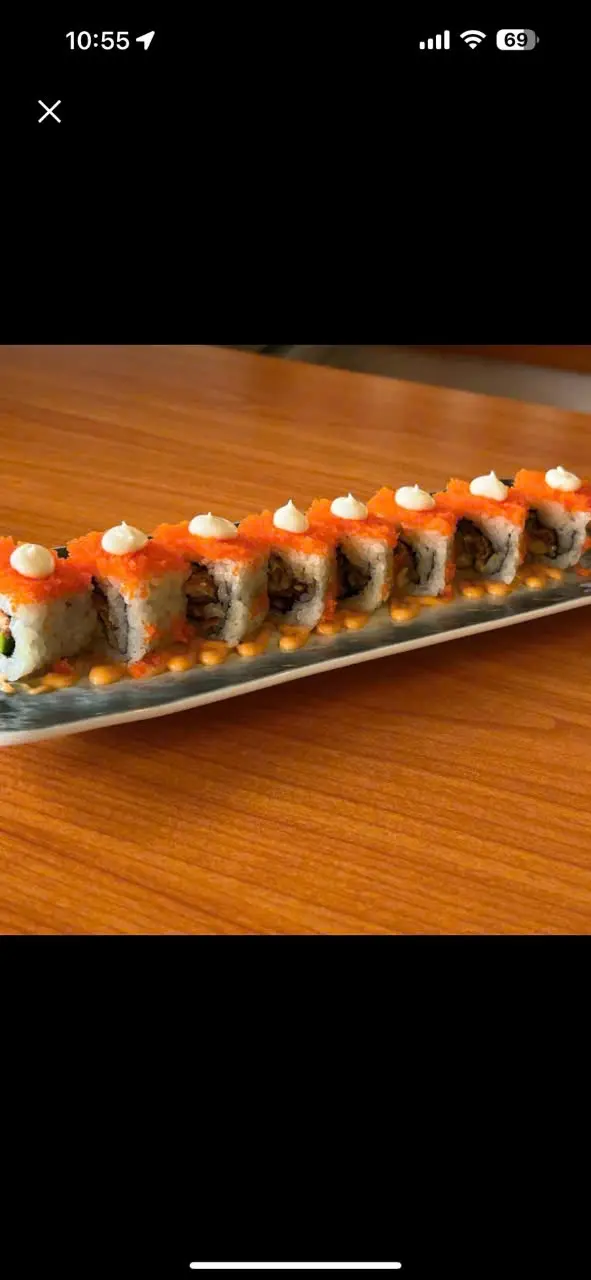 Hình ảnh Sushi cá ngừ sốt cay phủ trứng tôm Roll - tuna spicy