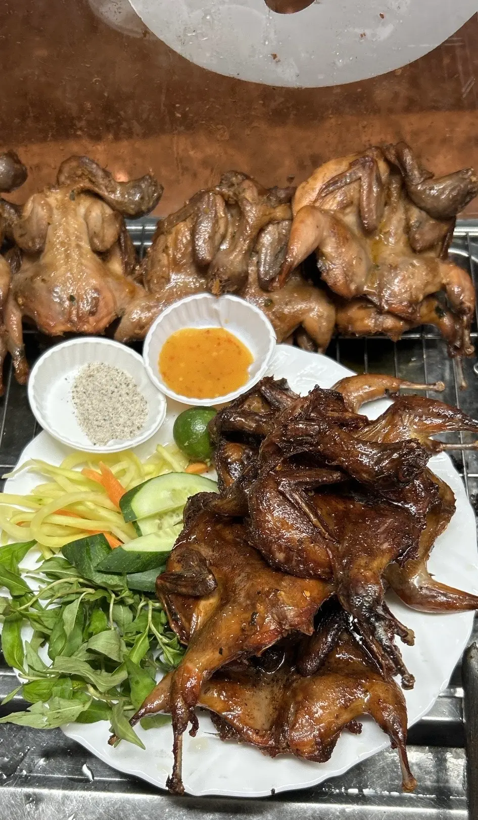 Hình ảnh 5 con  cút + 2 ổ bánh mì không 