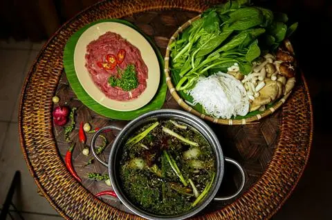 Hình ảnh Lẩu bò nhúng mồng tơi