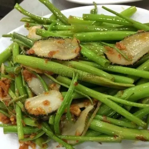 Hình ảnh Ốc giác xào rau muống