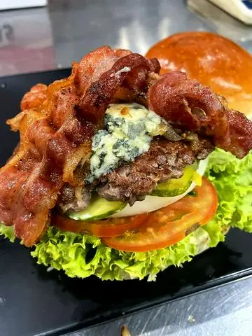 Hình ảnh BURGER BÒ MỎNG PHÔ MAI XANH-GẤP ĐÔI PHẦN NHÂN