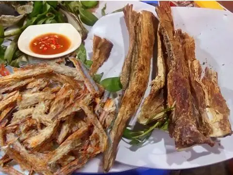 Hình ảnh Khô cá đuối nướng than thơm phức chấm mắm me nhà làm