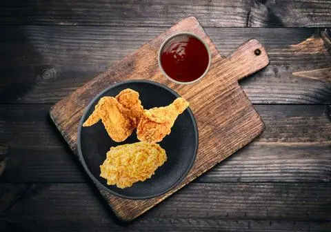 Hình ảnh 5 Miếng Gà Rán Sốt Gia Vị (Không Cay) + Củ Cải