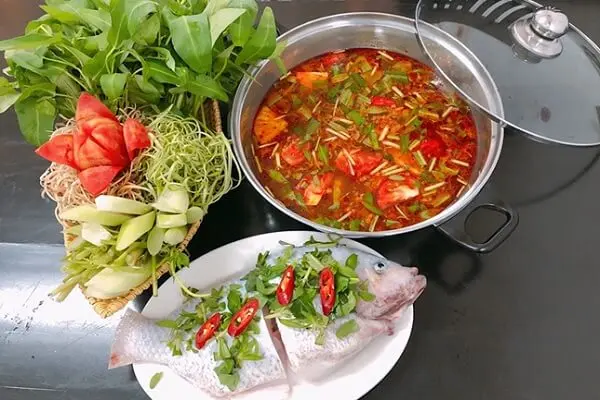 Hình ảnh lẩu cá diêu hồng nấu thái 