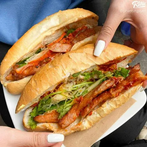 Hình ảnh Bánh Mì Nem Nướng Thêm ốp la