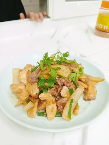 Hình ảnh Bò Xào Nấm Đùi Gà