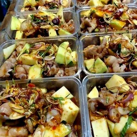 Hình ảnh Chân gà sả tắc rút xương phần lớn