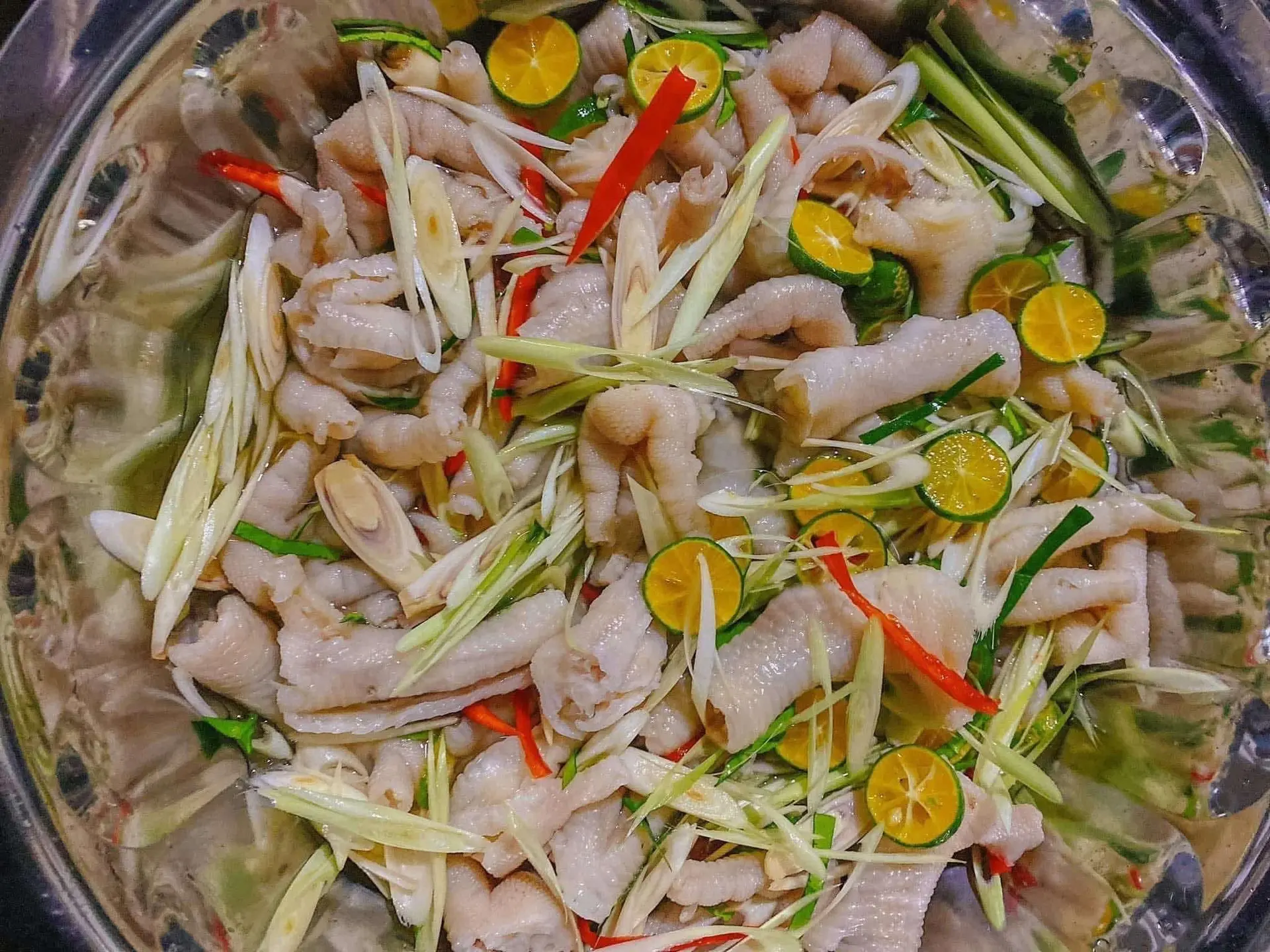 Hình ảnh Chân Gà Có Xương  Ngâm Sả Tắc Mix Xoài -phần lớn