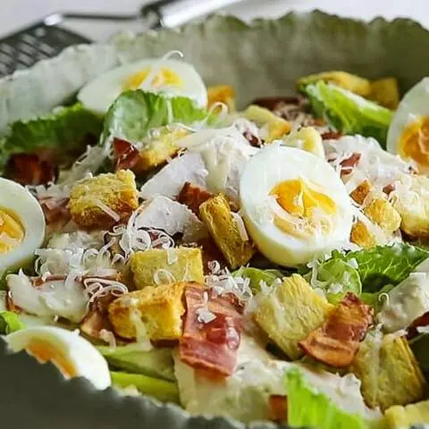 Hình ảnh Xà lách caesar - thịt heo xông khói - trứng luộc