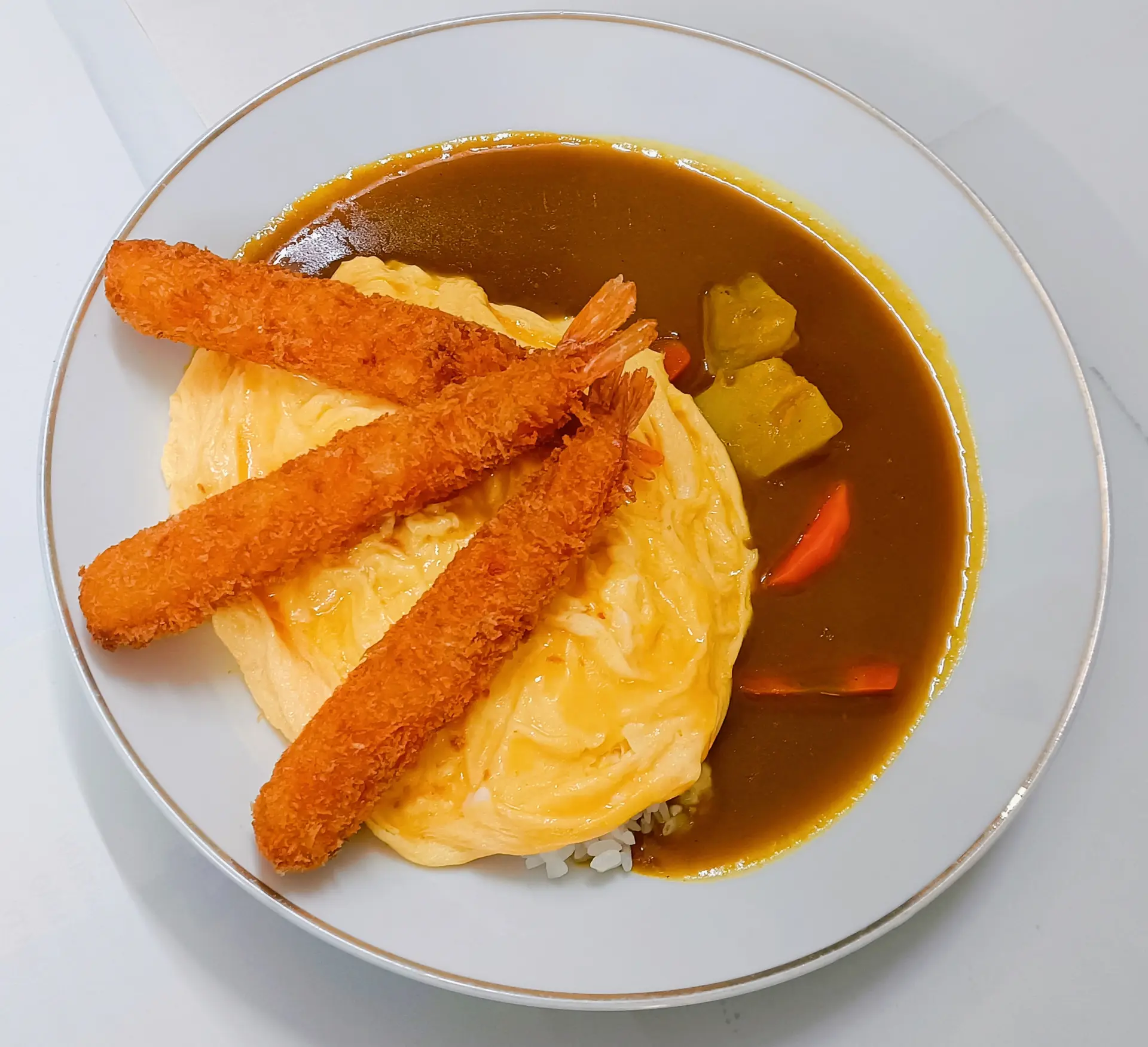 Hình ảnh Cơm cà ri Trứng omelette Tôm chiên xù