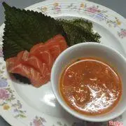 Hình ảnh Sashimi cá hồi chấm sốt Thái