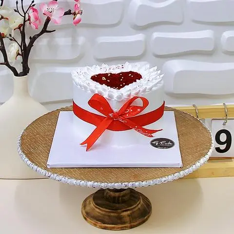 Hình ảnh Bánh Kem Sinh Nhật Bơ NewZealand 12cm Trái Tim Đỏ Sang Trọng