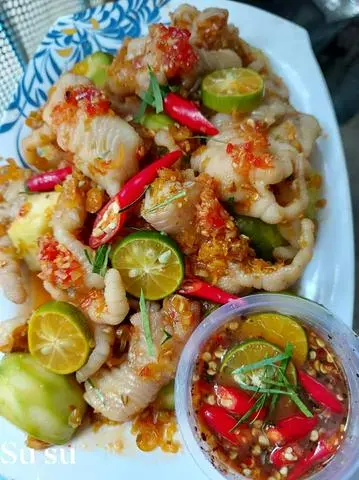 Hình ảnh Chân gà rút xương mix tai heo 600gr