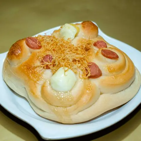 Hình ảnh Bánh mì xúc xích trứng cút