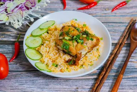 Hình ảnh Cơm Gà Chiên Nước Mắm