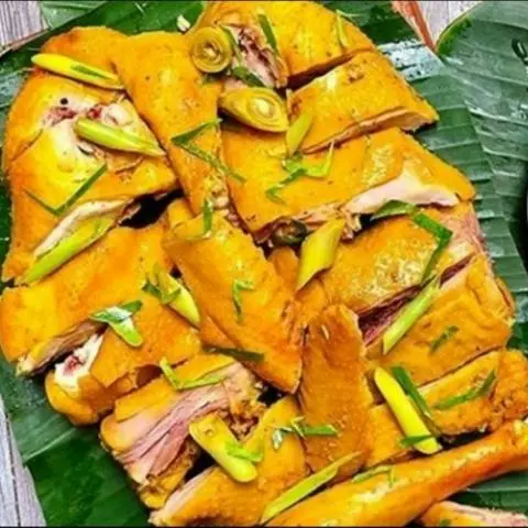 Hình ảnh Gà ủ muối nguyên con Chặt Sẵn + sốt chấm dưa leo đồ chua ăn kèm