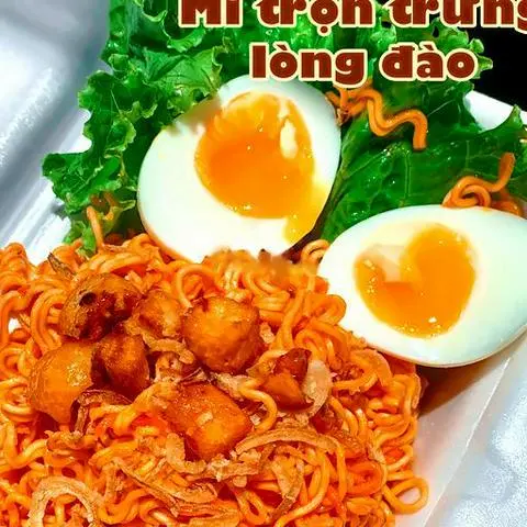 Hình ảnh Mì trộn trứng lòng đào phô mai