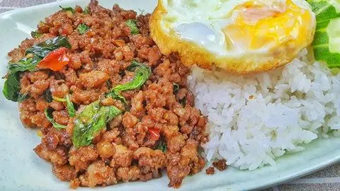 Hình ảnh Cơm Thịt Heo Bằm Xào Lá Húng Quế Trứng Ốp La