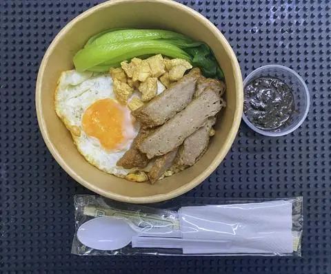 Hình ảnh Mì trộn trứng chả sốt xì dầu