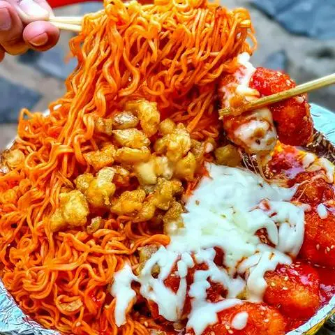 Hình ảnh Chảo mì gà phô mai kéo sợi