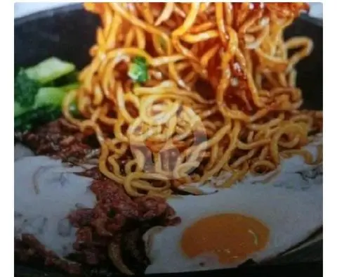 Hình ảnh Mì trộn trứng lòng đào - xương heo