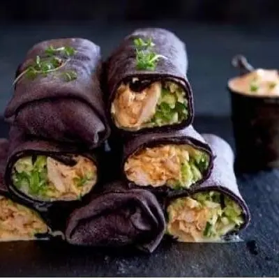 Hình ảnh Bánh than tre cuộn gà bơ tiêu 