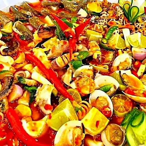 Hình ảnh Máng hải sản thập cẩm xoài non