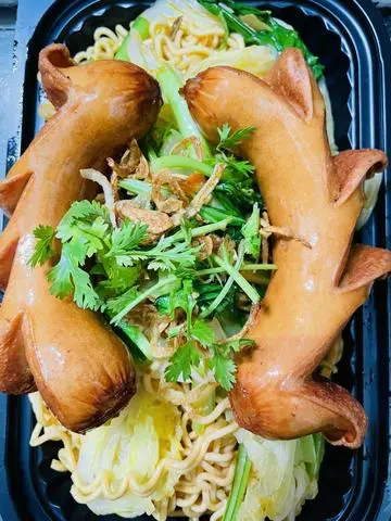 Hình ảnh mì trộn xúc xích hải sản