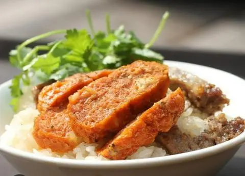Hình ảnh XÔI ĐẬU CHIÊN(XÔI CHIÊN) Pate/chả/xúc xích
