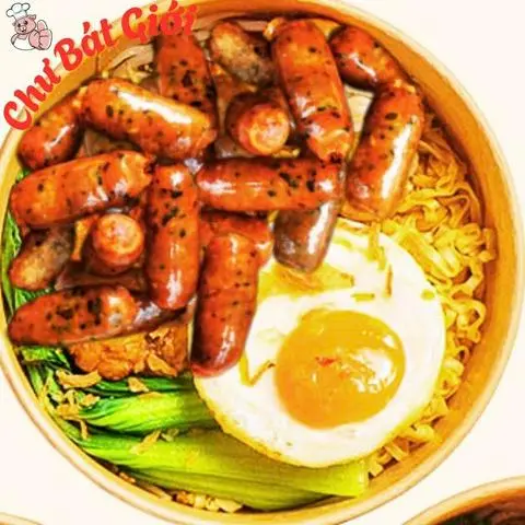 Hình ảnh Mì Trộn Chả Bò Cuộn Lá Lốt Chiên + trứng