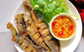 Hình ảnh Cơm cá trê chiên ăn kèm nước mắm gừng