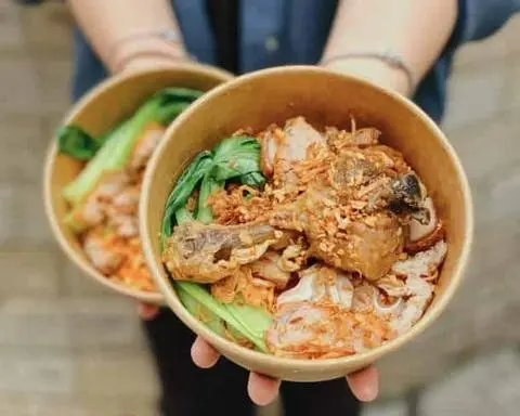 Hình ảnh Mì Trộn Gà Mix Xá Xíu +Canh Soup+ Ly Trà Tắc