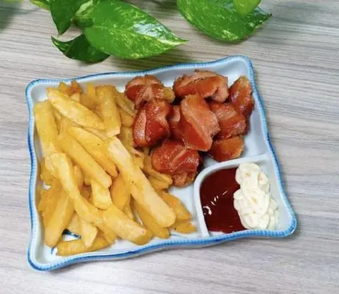 Hình ảnh Combo khoai tây - xúc xích