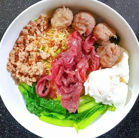 Hình ảnh hủ tíu 3v bò viên, bò tái, 1 trứng chần, thịt bằm