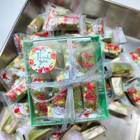 Hình ảnh Kẹo nougat hộp quà tặng đế xanh nắp trong