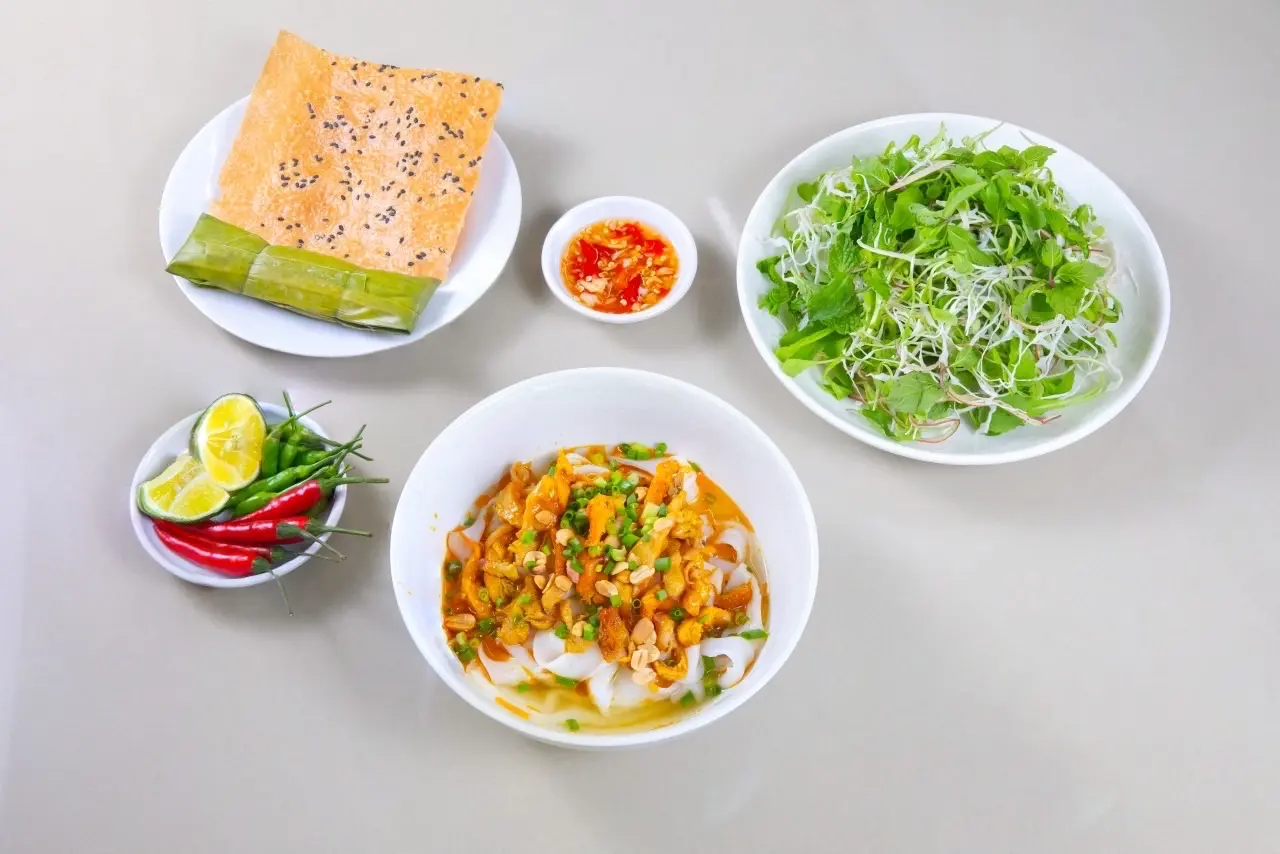 Hình ảnh Mì quảng gà chọi rút xương - trứng cút