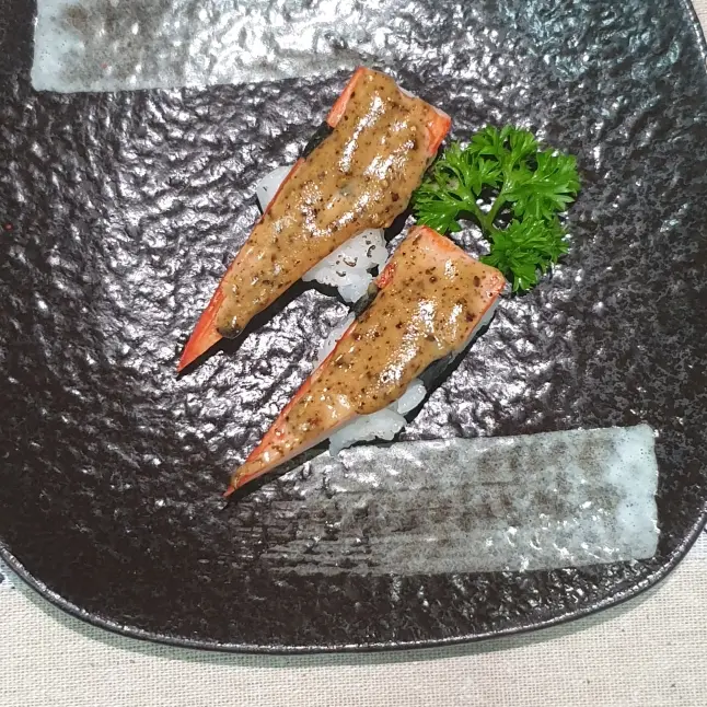 Hình ảnh Sushi thanh cua sốt trứng nướng 