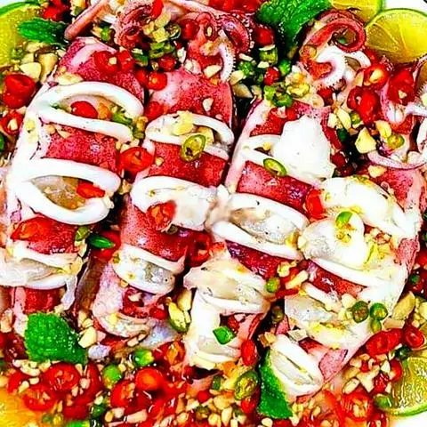 Hình ảnh Mực trứng hấp rưới mắm nhĩ ớt hiểm kèm bánh mì