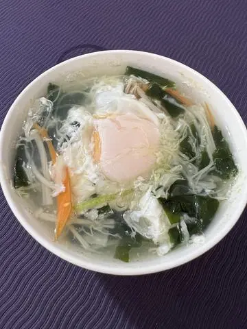 Hình ảnh Canh rau củ trứng Hồng đào 