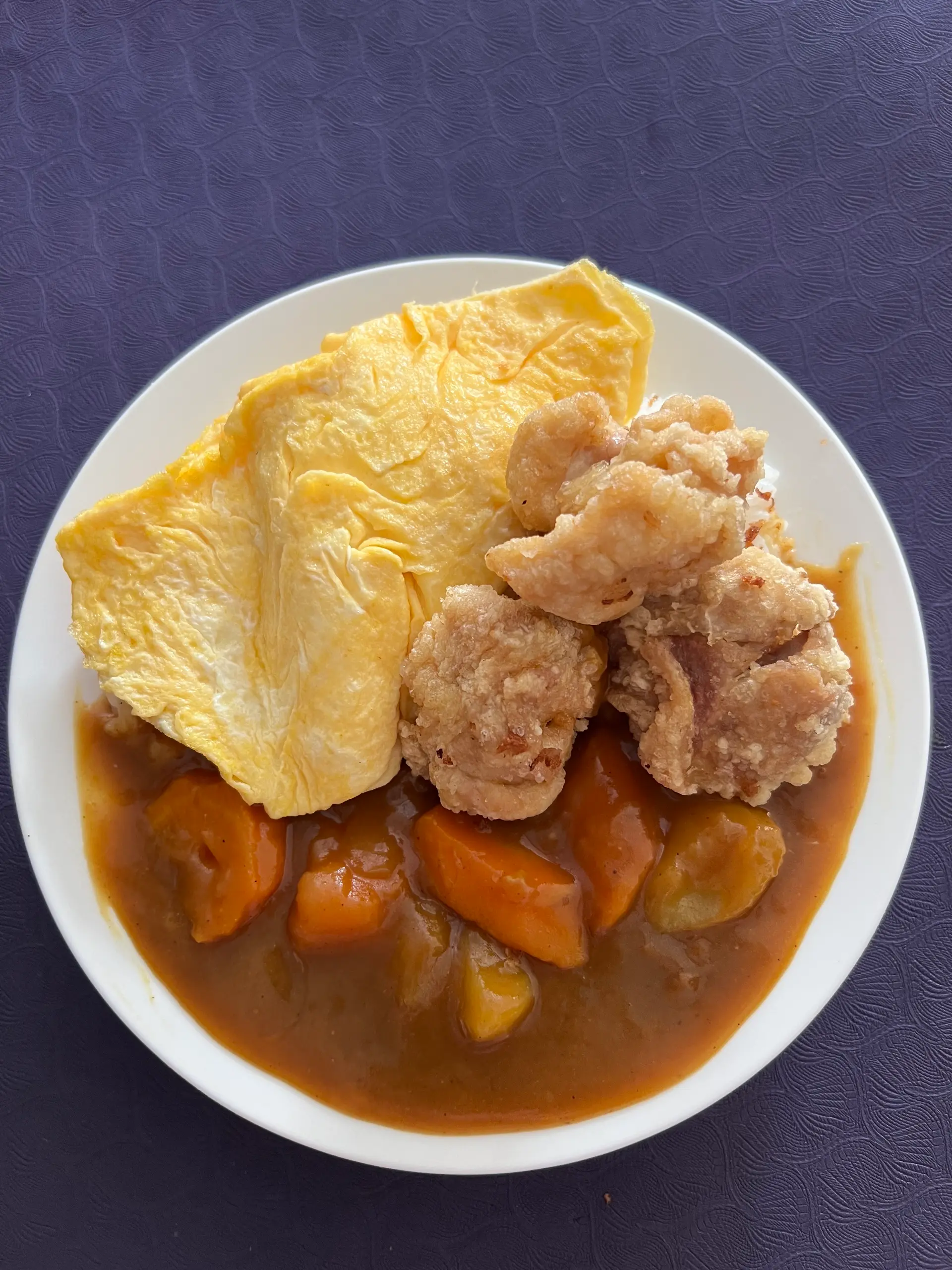 Hình ảnh Cơm cà ri karaage và trứng omelette 
