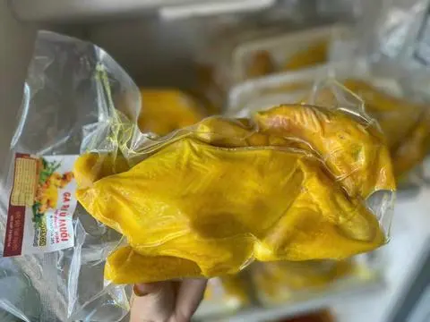 Hình ảnh Gà Ủ Muối Nguyên con,đầu cánh chân đầy đủ ,( Không chặt )