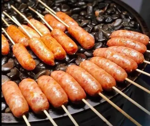 Hình ảnh  2 cây Lạp xưởng nướng phủ ớt