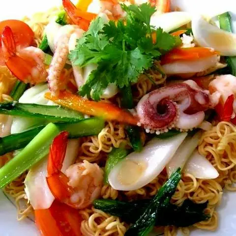 Hình ảnh Mì xào hải sản + trứng opla