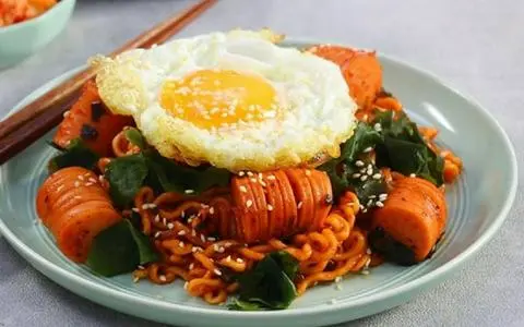 Hình ảnh Mì xào xúc xích trứng
