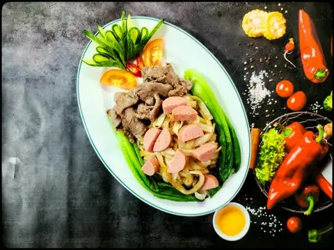 Hình ảnh Xào thịt bò + xúc xích đức