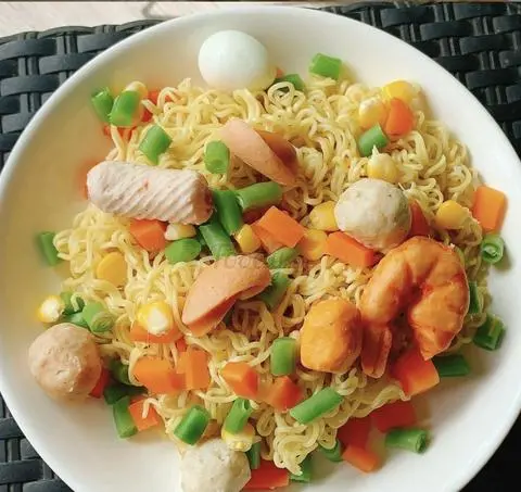Hình ảnh Mì Trộn Thập Cẩm Nhiều Mì + Trứng Ốp La 