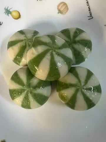 Hình ảnh Bánh bao trứng muối chiên giòn - màu xanh